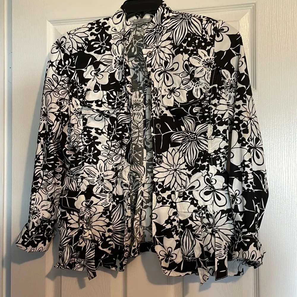Linea Domani women’s black and white floral jacket size small petite